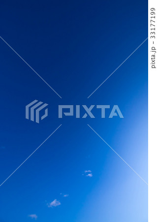 8月の空と雲 (縦) 8月の空と雲 (縦) 33177199