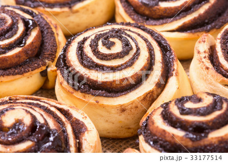 Freshly baked cinnamon rolls 33177514