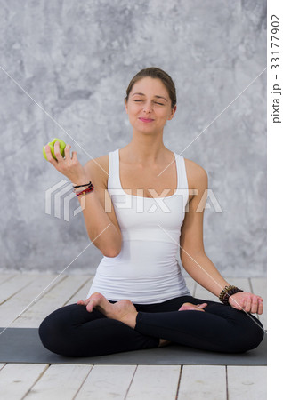 Caucasian beautiful healthy athletic sportive girl 33177902
