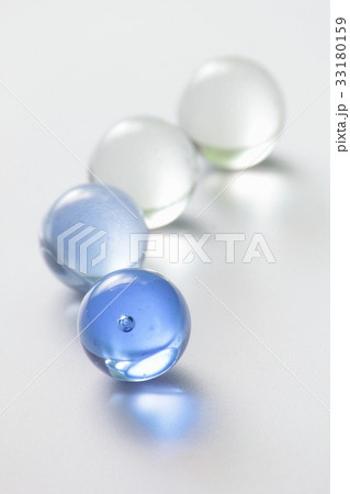 透明なビー玉の写真素材