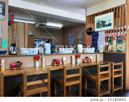 沖縄の食堂の店内風景 カウンターテーブル 無人 33180800