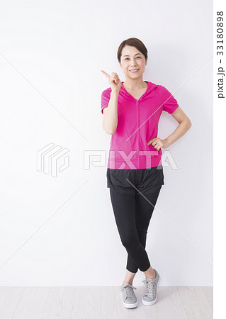 スポーツウェアの女性 33180898