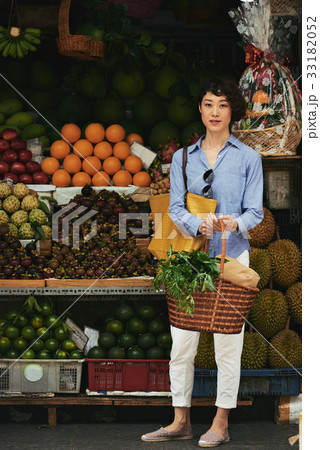 Shopping for exotic fruits 33182052
