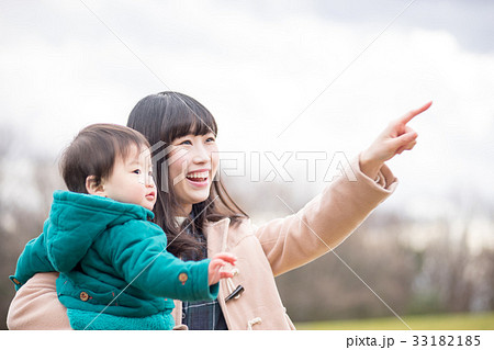 親子・男の子(屋外・公園) 親子・男の子(屋外・公園) 33182185