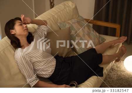 ソファで眠る女性　過労 33182547