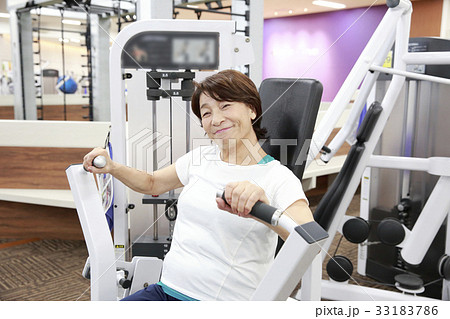 スポーツクラブでマシーントレーニングする高齢者女性 スポーツクラブでマシーントレーニングする高齢者女性 33183786