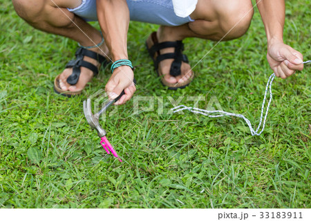 タープのペグ打ち 33183911