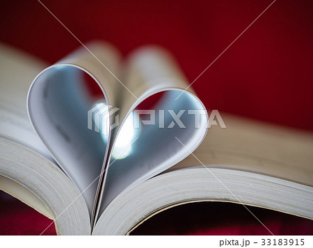 Love and Valentine's day concept. 33183915