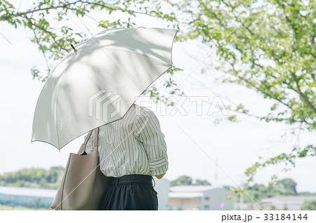 日傘をさす若い女性　後ろ姿 33184144