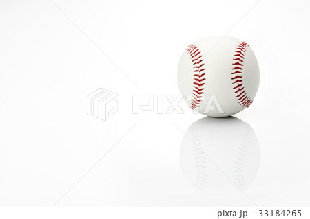 野球 白い背景 野球のボールの写真素材