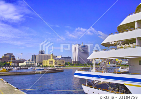停泊中の客船と横浜・大桟橋から見る横浜の風景 停泊中の客船と横浜・大桟橋から見る横浜の風景 33184759