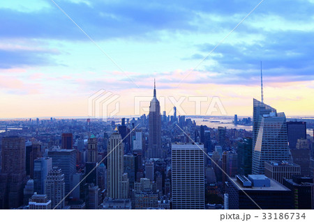 ニューヨークの街並み（夕景） 33186734