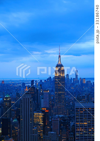 ニューヨークの街並み（夕景） 33186740
