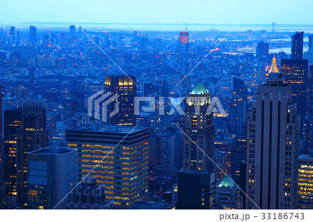 ニューヨークの街並み（夕景） 33186743