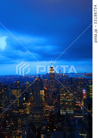 ニューヨークの街並み（夕景） 33186754