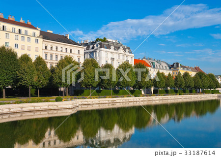 Belvedere garden in Vienna, Austria 33187614