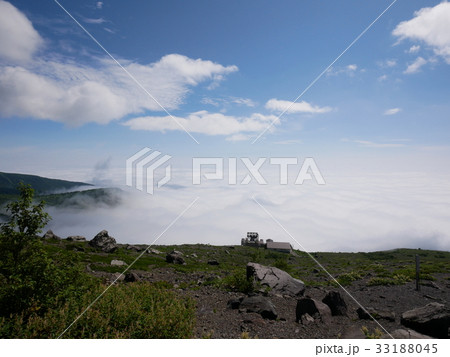 那須茶臼岳登山途中からロープウエー山頂駅方面の雲海　2017年8月3日 33188045