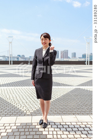ガッツポーズをする スーツ姿の女性 ガッツポーズをする スーツ姿の女性 33189280