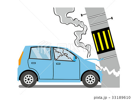 電柱に衝突した自動車 電柱に衝突した自動車 33189610