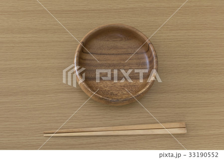 木製のテーブルと食器 木製のテーブルと食器 33190552