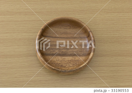 木製のテーブルと食器 33190553