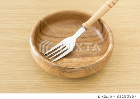 木製のテーブルと食器 木製のテーブルと食器 33190567