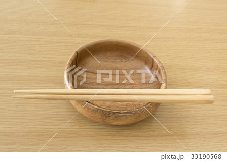 木製のテーブルと食器 木製のテーブルと食器 33190568