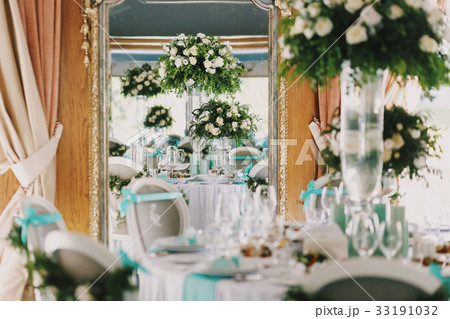 Mirror reflects vase with white roses Mirror reflects vase with white roses 33191032