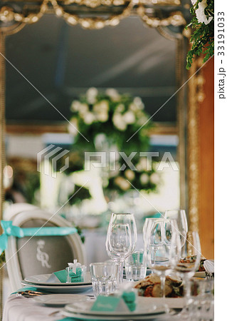 Mirror reflects vase with white roses Mirror reflects vase with white roses 33191033