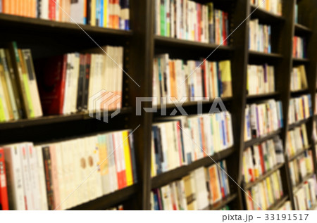 Blurred image of books in bookshelves 33191517