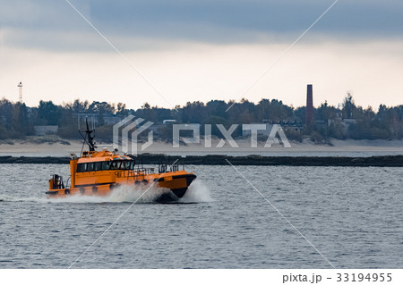 Orange pilot ship 33194955