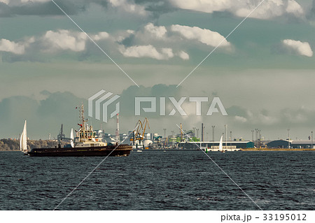 Tug ships and sailboats 33195012