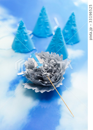 Birthday hats and decorations for first birthday. 33196525