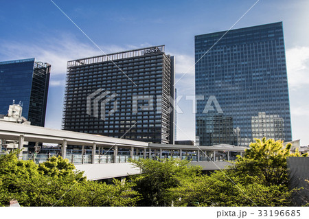 大崎駅新西口の歩道橋と高層ビルの写真素材