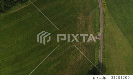 ドローンで上空から撮影した「牧草地・道路」(北海道紋別市) ドローンで上空から撮影した「牧草地・道路」(北海道紋別市) 33201209