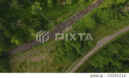 ドローンで上空から撮影した「渓流と道路」（岩尾別温泉付近／北海道斜里郡斜里町） 33201214