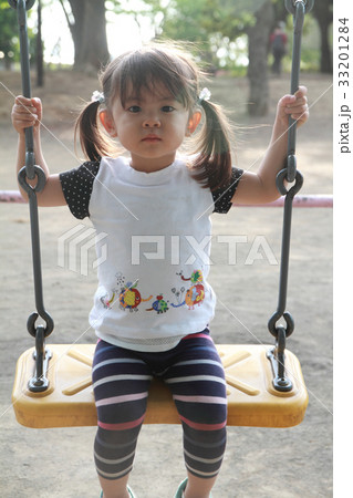 ブランコで遊ぶ幼児(2歳児) ブランコで遊ぶ幼児(2歳児) 33201284