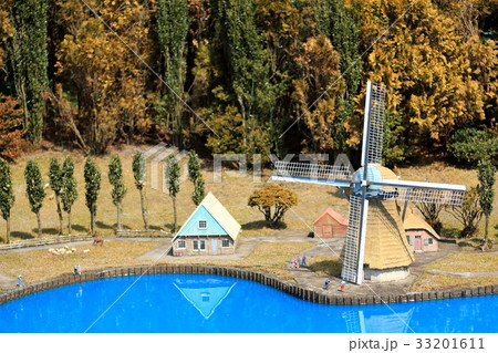 オランダ型風車と家の模型 33201611