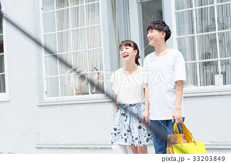 若いカップル、ショッピング、デート 若いカップル、ショッピング、デート 33203849