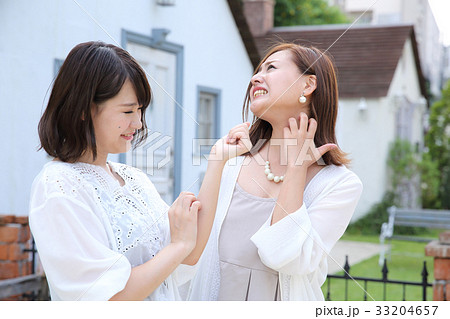 痒い表情の女性 33204657