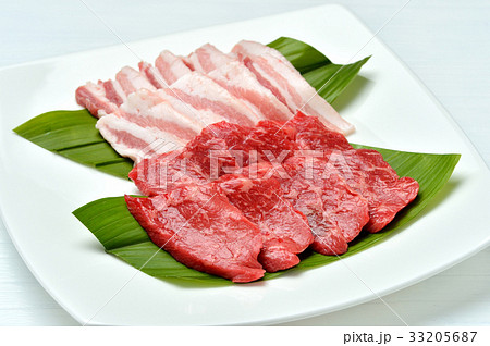 焼肉用の生肉／上段=豚肉、豚バラ肉、下段=牛肉、国産交雑牛の牛モモ肉。皿奥の緑の葉はサンチュです。 33205687