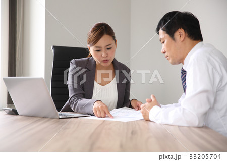 会議室で打合せ 33205704