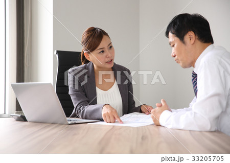会議室で打合せ 会議室で打合せ 33205705