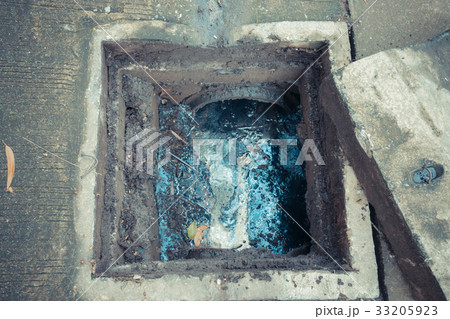 Working for drain cleaning 33205923