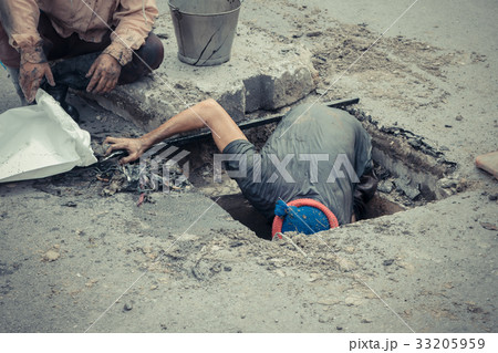 Working for drain cleaning 33205959