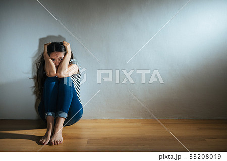 depressed fear girl hearing family violence 33208049