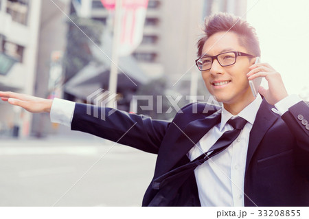 Waving for a taxi in city 33208855