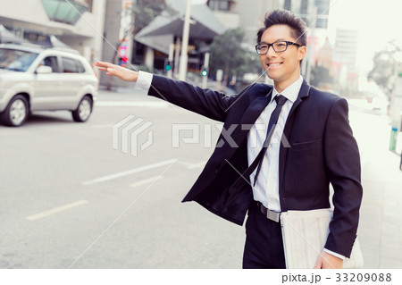 Waving for a taxi in city 33209088