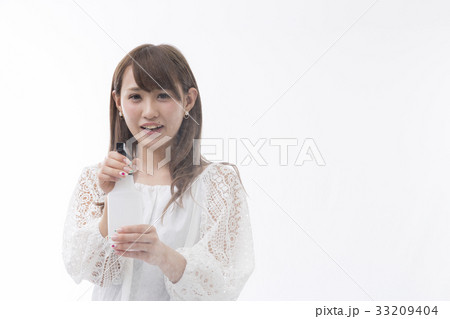 霧吹きを持つ女の子 33209404
