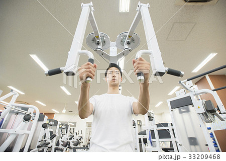 スポーツジムでトレーニングする男性 33209468